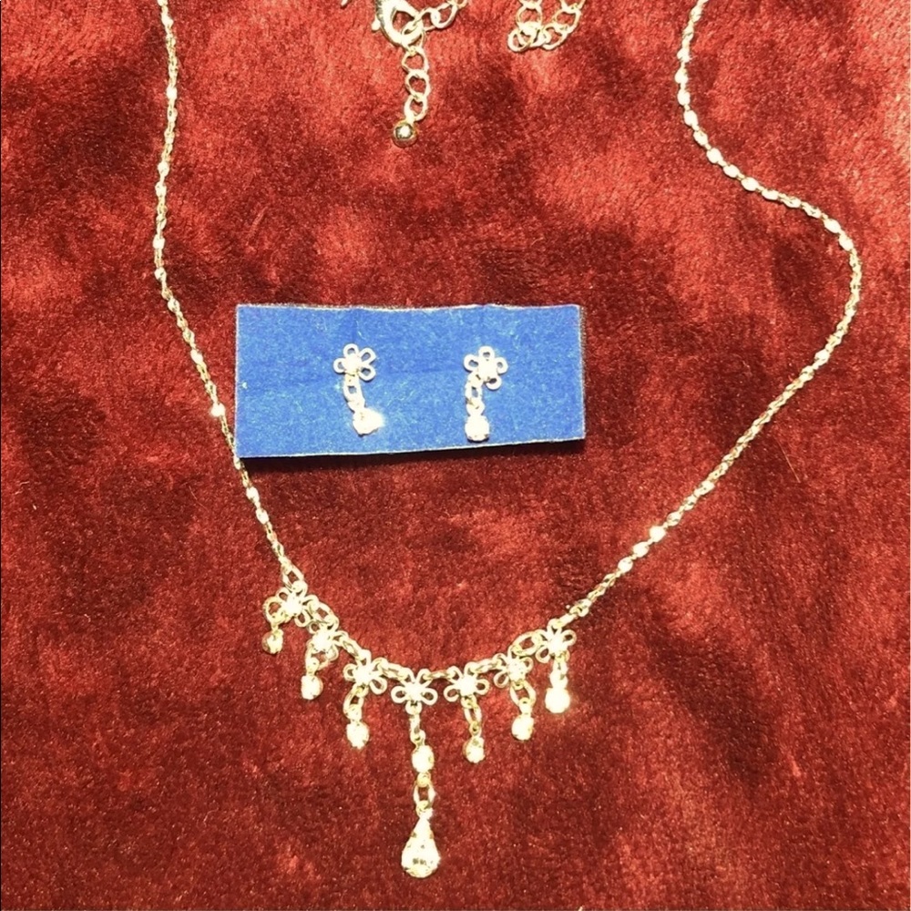 Avon Jewelry Set Silver jewelry. 
5 petal flower pattern. 
Stud ear rings